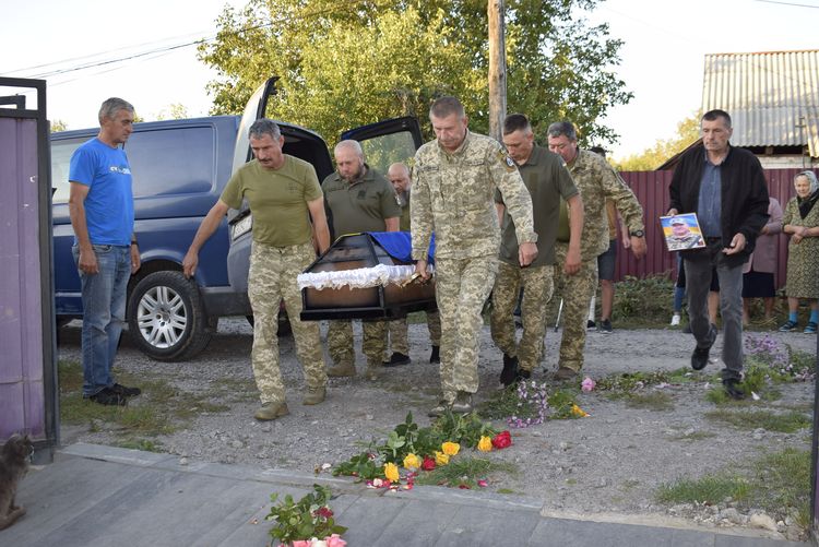 Зі сльозами на очах