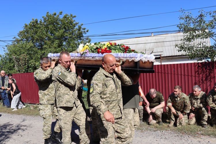 попрощалися з воїном