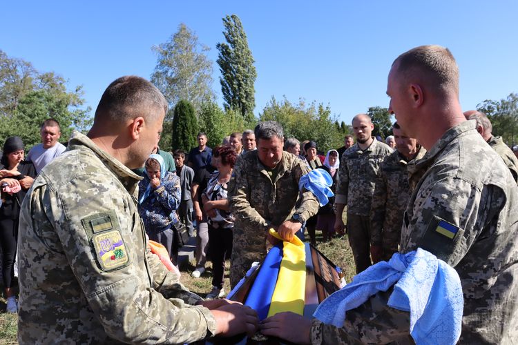 попрощалися з воїном