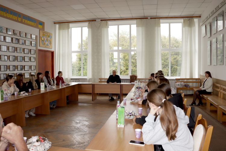 Пліч-о-пліч