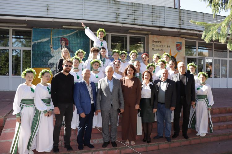 Пліч-о-пліч