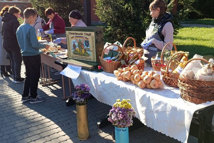 Пліч-о-пліч