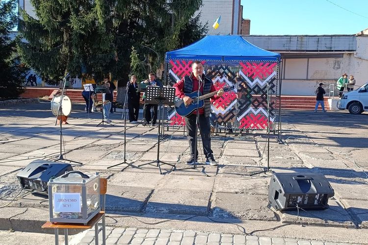 Пліч-о-пліч