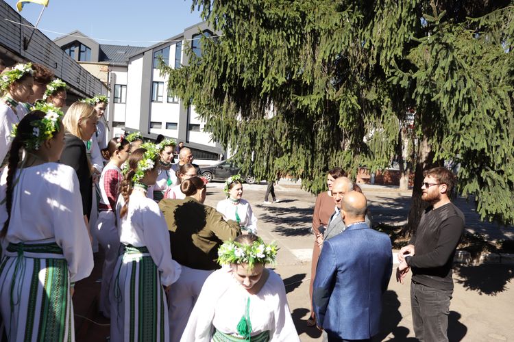 Пліч-о-пліч