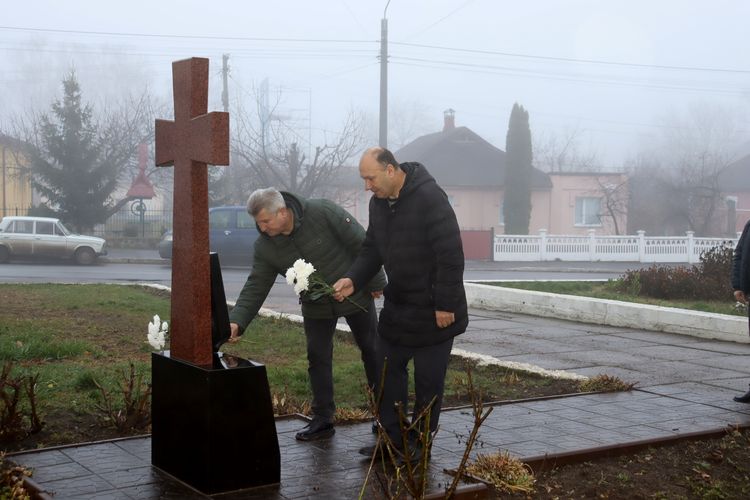 Покладено квіти