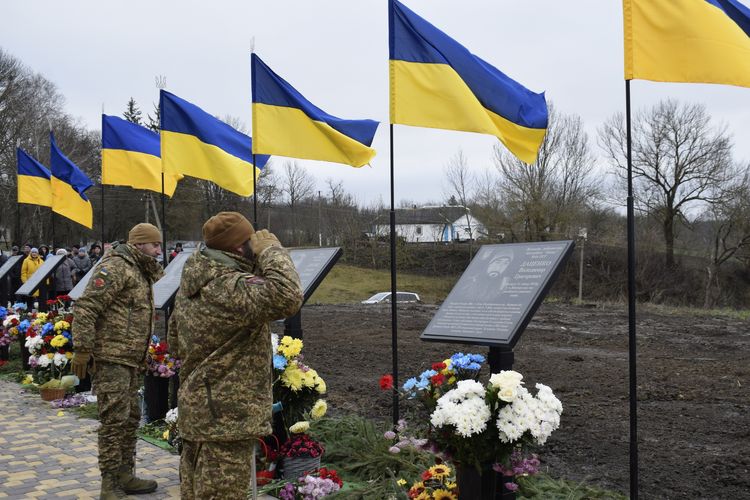 Сльози, квіти й молитва