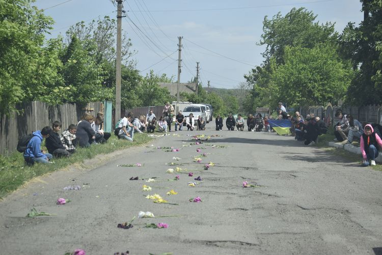 Громада схилила голови