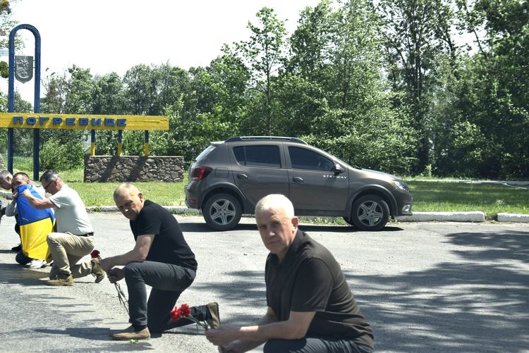 Громада схилила голови