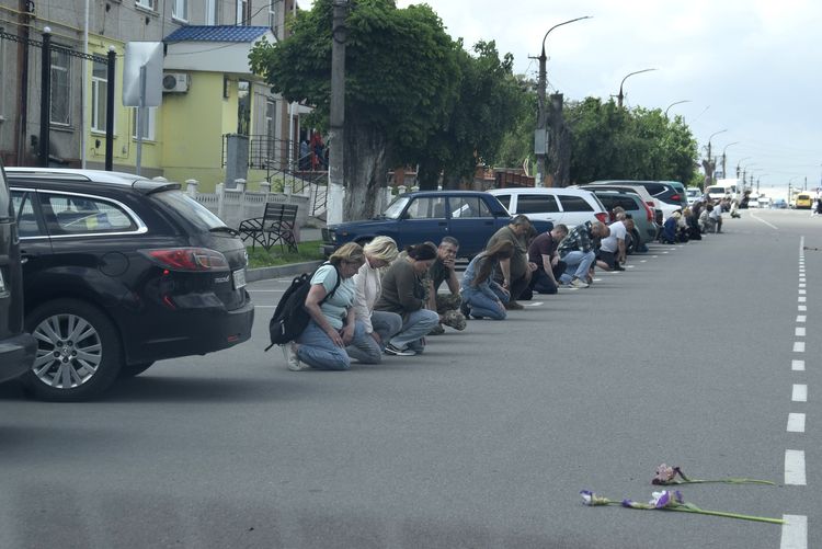 Громада схилила голови