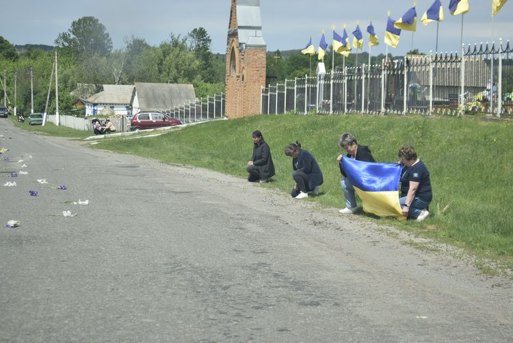 Громада схилила голови