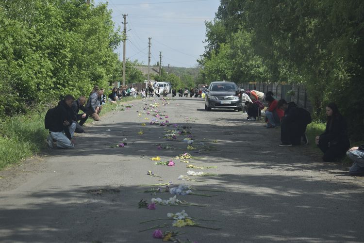 Громада схилила голови