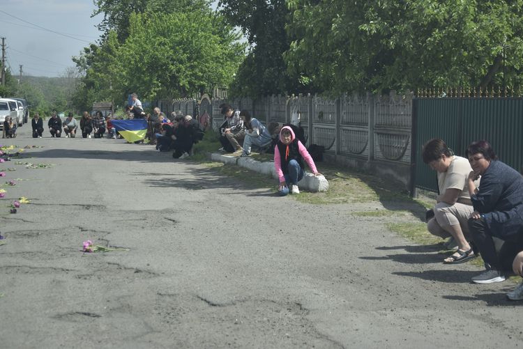 Громада схилила голови
