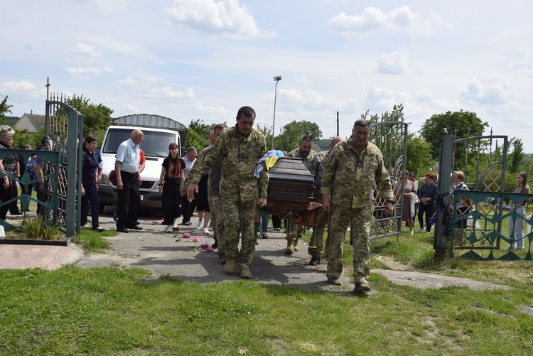 Провели в останню дорогу мужнього Героя