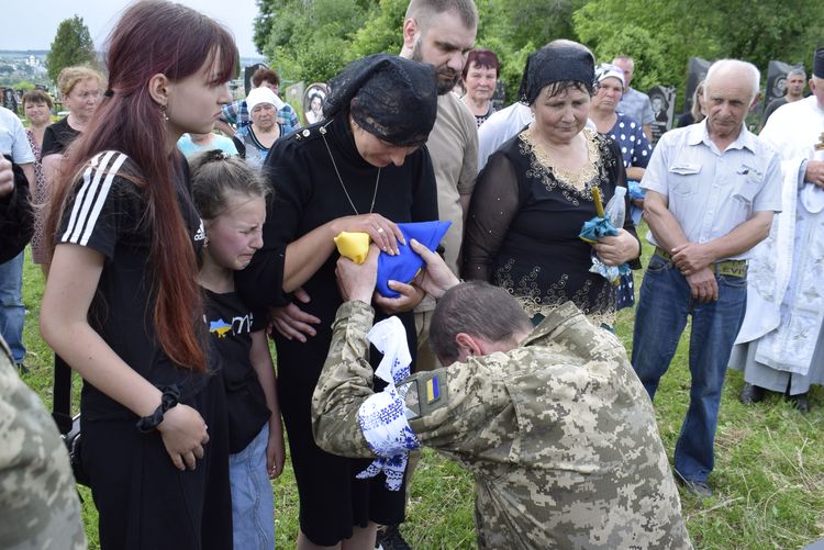Провели в останню дорогу мужнього Героя