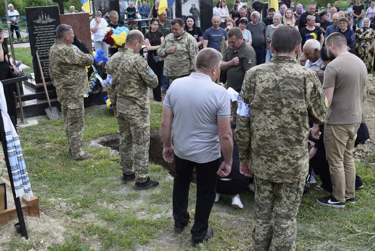 Провели в останню дорогу мужнього Героя