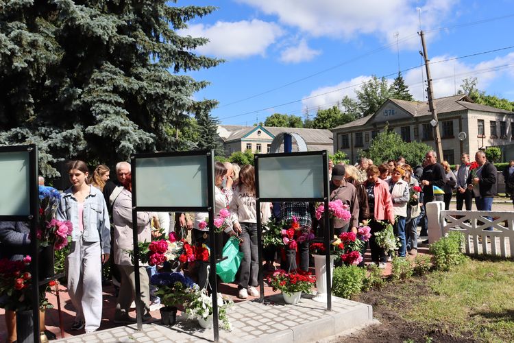 Зі сльозами на очах