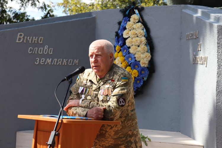 Зі сльозами на очах