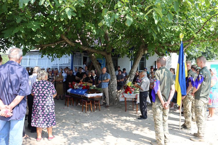 попрощалась із Героєм