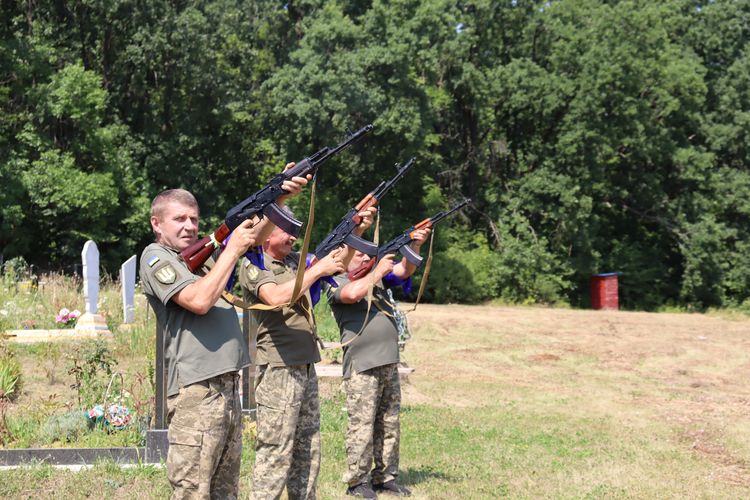попрощалась із Героєм