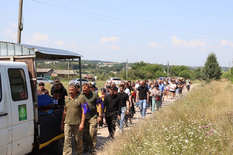 попрощалась із Героєм