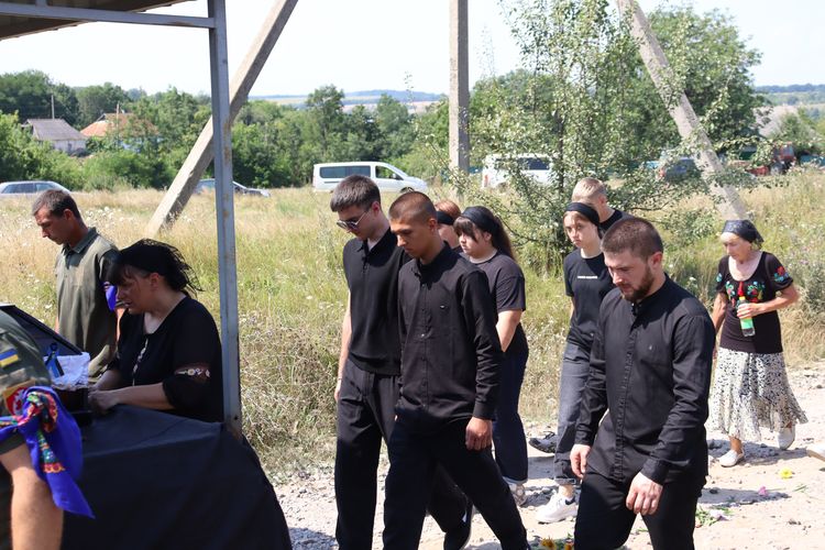 попрощалась із Героєм