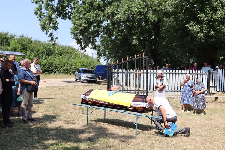 попрощалась із Героєм