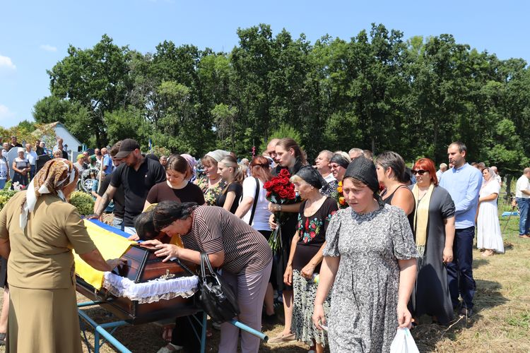 попрощалась із Героєм