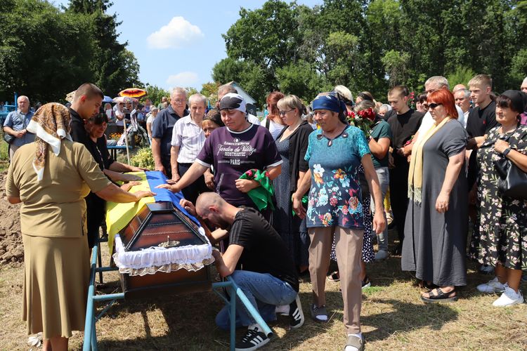 попрощалась із Героєм