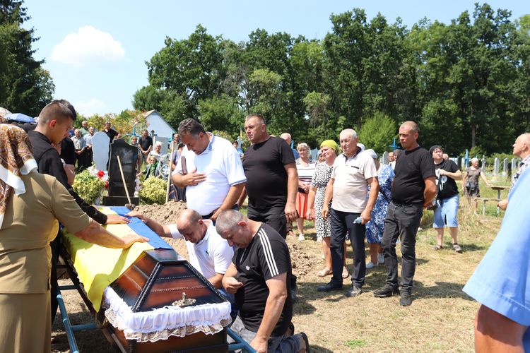 попрощалась із Героєм