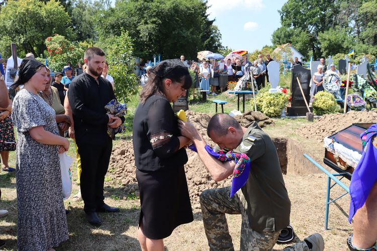 попрощалась із Героєм