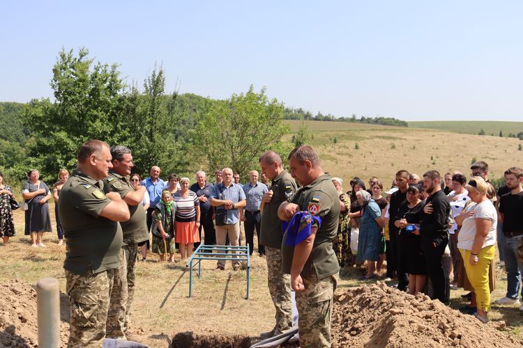 попрощалась із Героєм