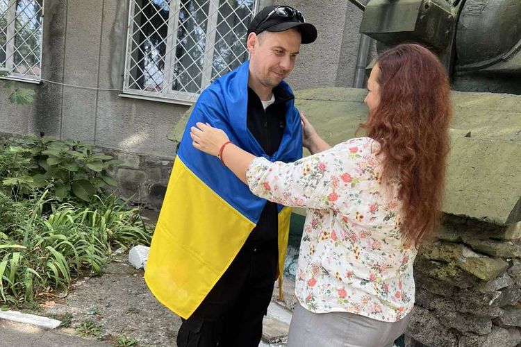 зустріли звільненого з ворожого полону