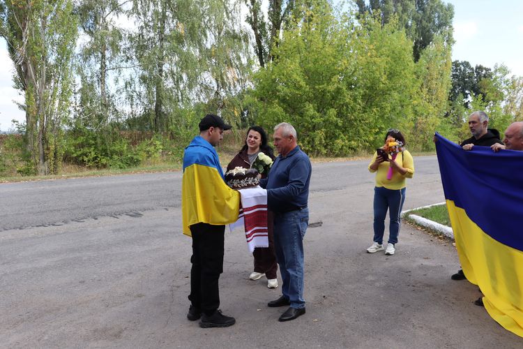 зустріли звільненого з ворожого полону