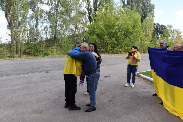 зустріли звільненого з ворожого полону