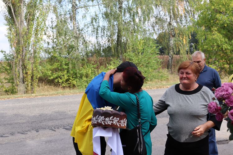 зустріли звільненого з ворожого полону