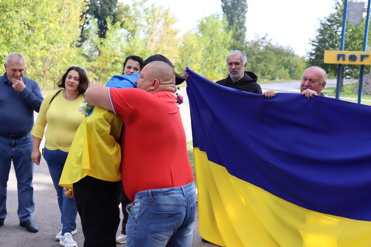 зустріли звільненого з ворожого полону