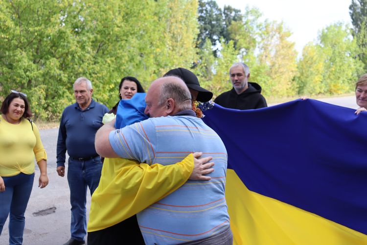 зустріли звільненого з ворожого полону