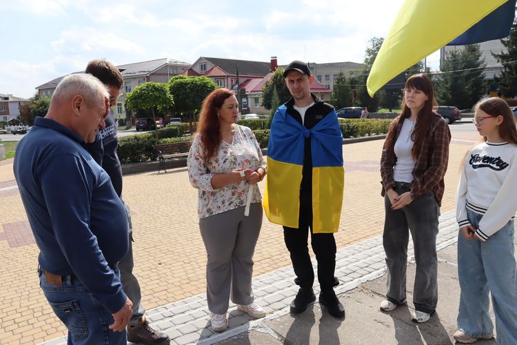 зустріли звільненого з ворожого полону