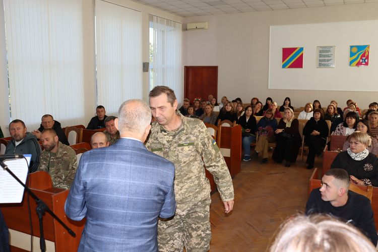 Низько вклоняємося захисникам та захисницям