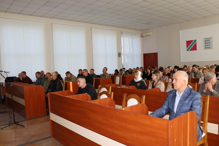 Низько вклоняємося захисникам та захисницям