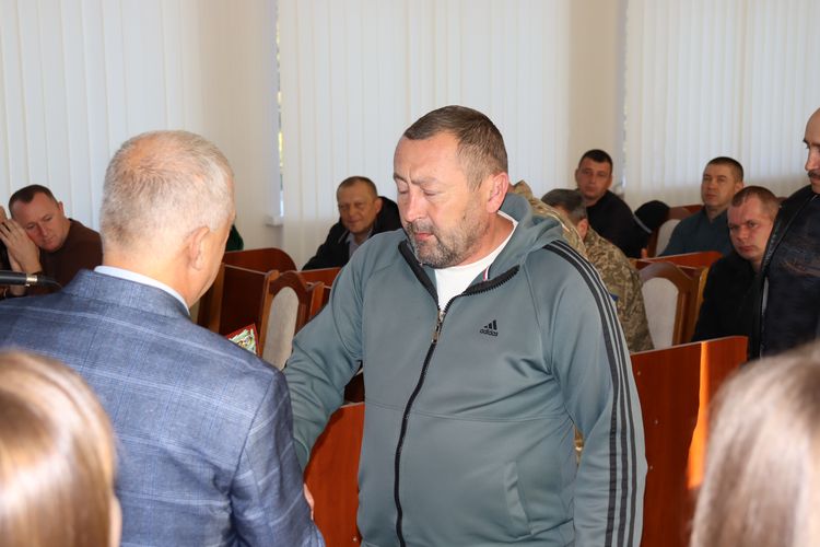 Низько вклоняємося захисникам та захисницям