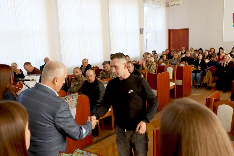 Низько вклоняємося захисникам та захисницям
