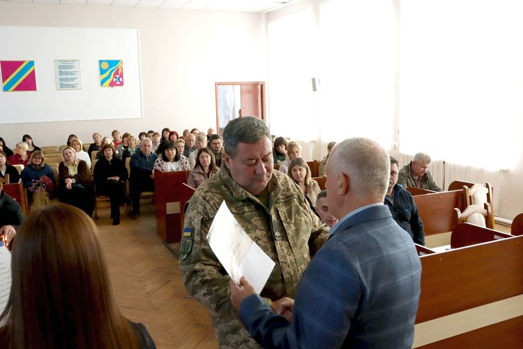 Низько вклоняємося захисникам та захисницям