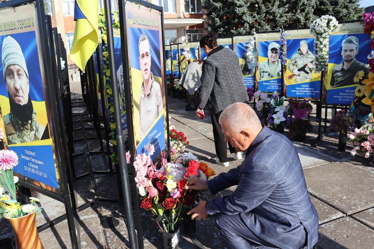 Низько вклоняємося захисникам та захисницям