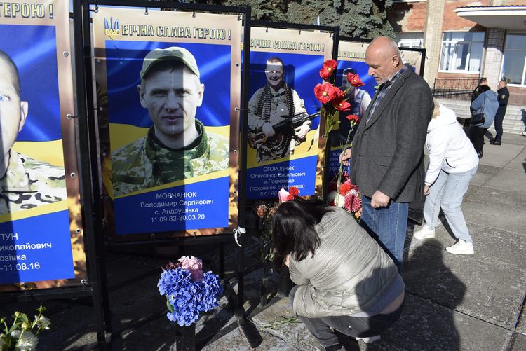 Низько вклоняємося захисникам та захисницям