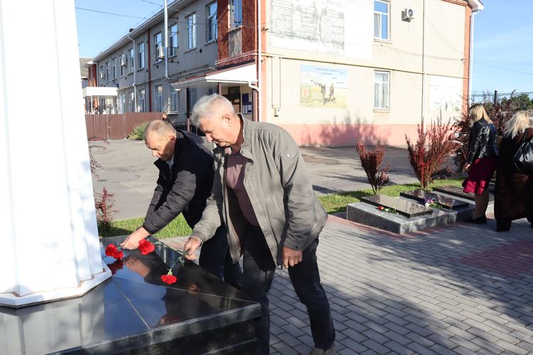 Низько вклоняємося захисникам та захисницям