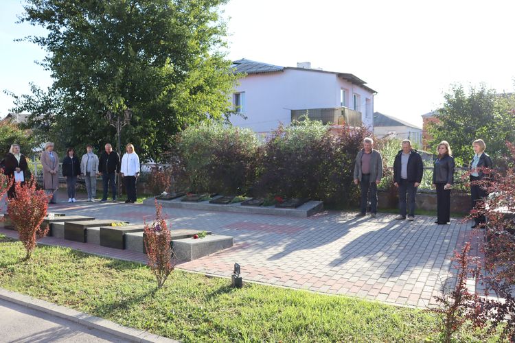 Низько вклоняємося захисникам та захисницям