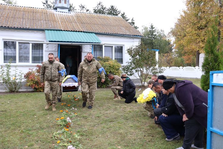 схилили голови у глибокій скорботі