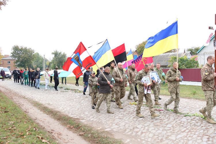 схилили голови у глибокій скорботі