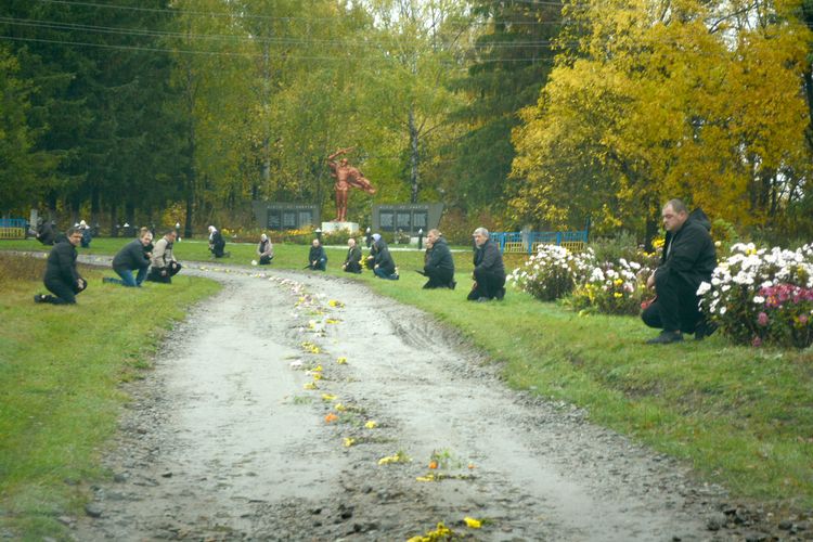 Заплакало небо, трава похилилась